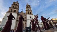 Durango se vistió de fiesta con el tradicional desfile de la XXI edición del Festival del Mariachi, su Charrería y Danza, que recorrió la avenida 20 de Noviembre y llenó de música, color y alegría el corazón de la ciudad.