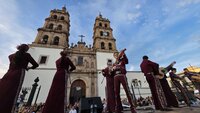Durango se vistió de fiesta con el tradicional desfile de la XXI edición del Festival del Mariachi, su Charrería y Danza, que recorrió la avenida 20 de Noviembre y llenó de música, color y alegría el corazón de la ciudad.