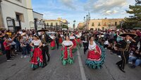 Durango se vistió de fiesta con el tradicional desfile de la XXI edición del Festival del Mariachi, su Charrería y Danza, que recorrió la avenida 20 de Noviembre y llenó de música, color y alegría el corazón de la ciudad.
