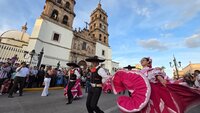 Durango se vistió de fiesta con el tradicional desfile de la XXI edición del Festival del Mariachi, su Charrería y Danza, que recorrió la avenida 20 de Noviembre y llenó de música, color y alegría el corazón de la ciudad.