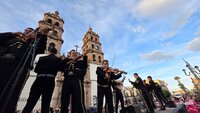 Durango se vistió de fiesta con el tradicional desfile de la XXI edición del Festival del Mariachi, su Charrería y Danza, que recorrió la avenida 20 de Noviembre y llenó de música, color y alegría el corazón de la ciudad.
