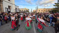 Durango se vistió de fiesta con el tradicional desfile de la XXI edición del Festival del Mariachi, su Charrería y Danza, que recorrió la avenida 20 de Noviembre y llenó de música, color y alegría el corazón de la ciudad.