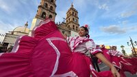 Durango se vistió de fiesta con el tradicional desfile de la XXI edición del Festival del Mariachi, su Charrería y Danza, que recorrió la avenida 20 de Noviembre y llenó de música, color y alegría el corazón de la ciudad.
