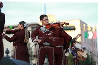 Durango se vistió de fiesta con el tradicional desfile de la XXI edición del Festival del Mariachi, su Charrería y Danza, que recorrió la avenida 20 de Noviembre y llenó de música, color y alegría el corazón de la ciudad.