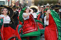 Durango se vistió de fiesta con el tradicional desfile de la XXI edición del Festival del Mariachi, su Charrería y Danza, que recorrió la avenida 20 de Noviembre y llenó de música, color y alegría el corazón de la ciudad.