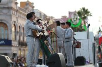 Durango se vistió de fiesta con el tradicional desfile de la XXI edición del Festival del Mariachi, su Charrería y Danza, que recorrió la avenida 20 de Noviembre y llenó de música, color y alegría el corazón de la ciudad.