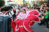Durango se vistió de fiesta con el tradicional desfile de la XXI edición del Festival del Mariachi, su Charrería y Danza, que recorrió la avenida 20 de Noviembre y llenó de música, color y alegría el corazón de la ciudad.