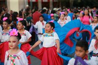 Durango se vistió de fiesta con el tradicional desfile de la XXI edición del Festival del Mariachi, su Charrería y Danza, que recorrió la avenida 20 de Noviembre y llenó de música, color y alegría el corazón de la ciudad.