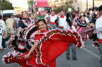 Durango se vistió de fiesta con el tradicional desfile de la XXI edición del Festival del Mariachi, su Charrería y Danza, que recorrió la avenida 20 de Noviembre y llenó de música, color y alegría el corazón de la ciudad.