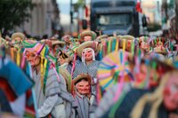 Durango se vistió de fiesta con el tradicional desfile de la XXI edición del Festival del Mariachi, su Charrería y Danza, que recorrió la avenida 20 de Noviembre y llenó de música, color y alegría el corazón de la ciudad.