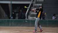 La convivencia de Slow Pitch amistoso en la cancha del Carita Medina dejó imágenes llenas de sonrisas, batazos y camaradería, un reflejo de cómo el deporte se convierte en punto de encuentro y celebración comunitaria.