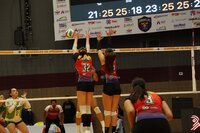 Las coterráneas sostuvieron el ritmo en los momentos decisivos y resolvieron el duelo con control en el set definitivo.