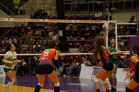 Las coterráneas sostuvieron el ritmo en los momentos decisivos y resolvieron el duelo con control en el set definitivo.