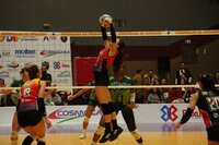 Las coterráneas sostuvieron el ritmo en los momentos decisivos y resolvieron el duelo con control en el set definitivo.