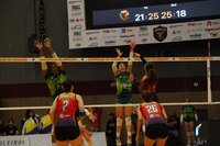 Las coterráneas sostuvieron el ritmo en los momentos decisivos y resolvieron el duelo con control en el set definitivo.