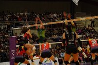 Las coterráneas sostuvieron el ritmo en los momentos decisivos y resolvieron el duelo con control en el set definitivo.