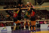 Las coterráneas sostuvieron el ritmo en los momentos decisivos y resolvieron el duelo con control en el set definitivo.