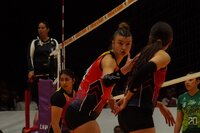 Las coterráneas sostuvieron el ritmo en los momentos decisivos y resolvieron el duelo con control en el set definitivo.