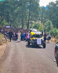 Las mujeres que formaron parte del contingente, algunas asistieron con la vestimenta tradicional del pueblo tepehuano.