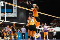 Coronelas de Durango disputa en este momento el segundo juego de la final de la Liga de Voleibol Profesional en un Auditorio del Pueblo a reventar, sosteniendo su condición de invictas ante unas Tapatías que buscan forzar el tercer duelo; la tensión, el ritmo alto y cada punto peleado reflejan el pulso de una serie que podría coronar hoy mismo a las duranguenses.