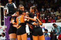 Coronelas de Durango disputa en este momento el segundo juego de la final de la Liga de Voleibol Profesional en un Auditorio del Pueblo a reventar, sosteniendo su condición de invictas ante unas Tapatías que buscan forzar el tercer duelo; la tensión, el ritmo alto y cada punto peleado reflejan el pulso de una serie que podría coronar hoy mismo a las duranguenses.