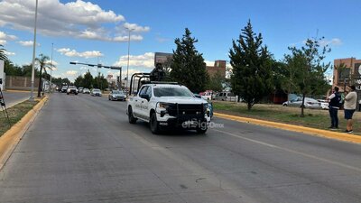 Tras aterrizar en el aeropuerto internacional, el contingente realizó un recorrido por distintos puntos de la capital duranguense.