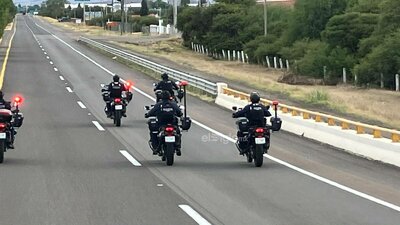 Tras aterrizar en el aeropuerto internacional, el contingente realizó un recorrido por distintos puntos de la capital duranguense.
