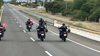Tras aterrizar en el aeropuerto internacional, el contingente realizó un recorrido por distintos puntos de la capital duranguense.