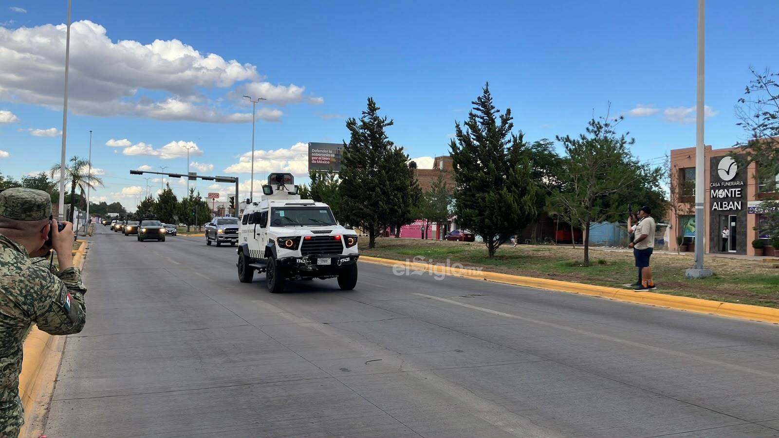Tras aterrizar en el aeropuerto internacional, el contingente realizó un recorrido por distintos puntos de la capital duranguense.