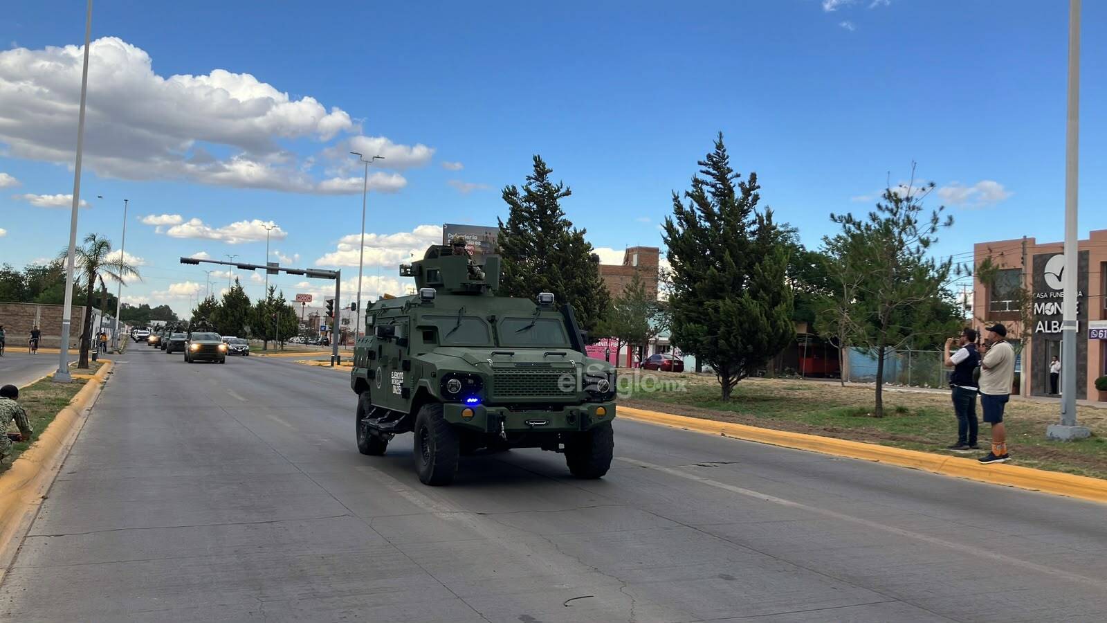 Tras aterrizar en el aeropuerto internacional, el contingente realizó un recorrido por distintos puntos de la capital duranguense.