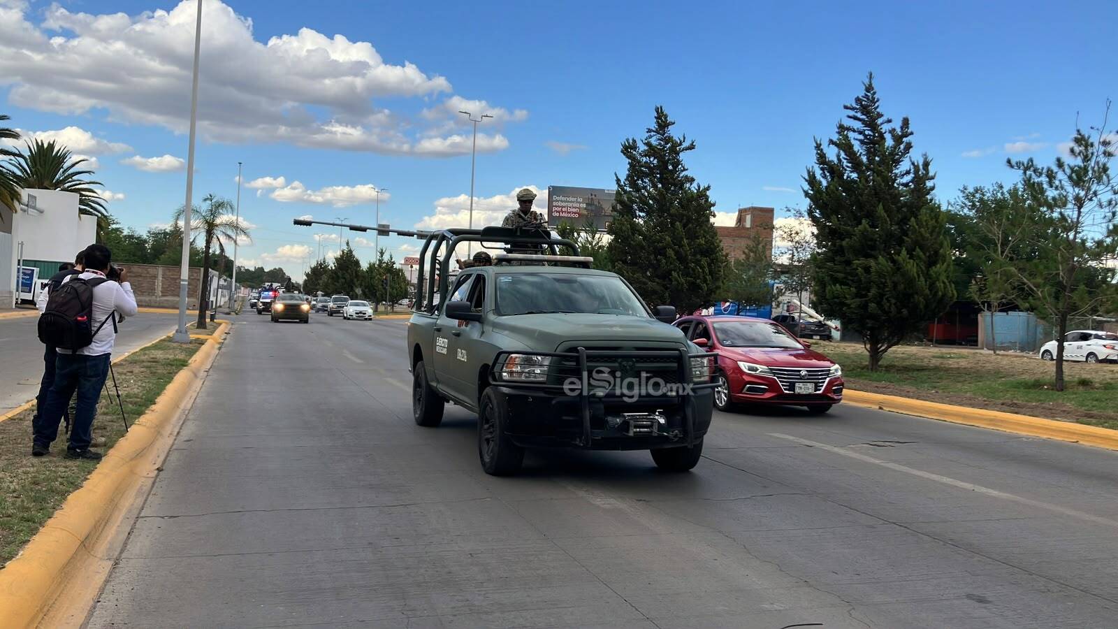 Tras aterrizar en el aeropuerto internacional, el contingente realizó un recorrido por distintos puntos de la capital duranguense.