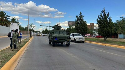 Tras aterrizar en el aeropuerto internacional, el contingente realizó un recorrido por distintos puntos de la capital duranguense.