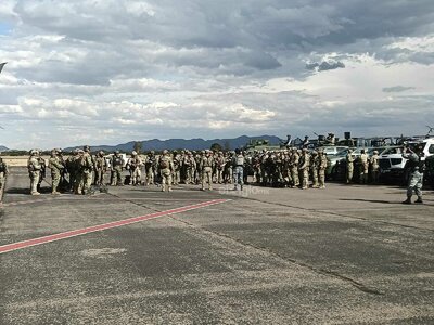 Tras aterrizar en el aeropuerto internacional, el contingente realizó un recorrido por distintos puntos de la capital duranguense.