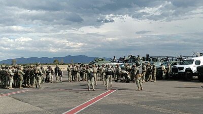 Tras aterrizar en el aeropuerto internacional, el contingente realizó un recorrido por distintos puntos de la capital duranguense.