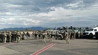 Tras aterrizar en el aeropuerto internacional, el contingente realizó un recorrido por distintos puntos de la capital duranguense.