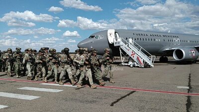 Tras aterrizar en el aeropuerto internacional, el contingente realizó un recorrido por distintos puntos de la capital duranguense.