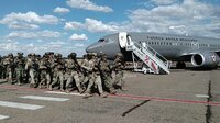 Tras aterrizar en el aeropuerto internacional, el contingente realizó un recorrido por distintos puntos de la capital duranguense.