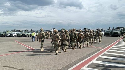 Tras aterrizar en el aeropuerto internacional, el contingente realizó un recorrido por distintos puntos de la capital duranguense.