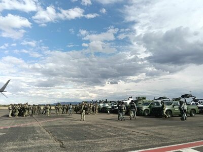 Tras aterrizar en el aeropuerto internacional, el contingente realizó un recorrido por distintos puntos de la capital duranguense.