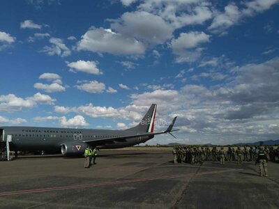 Tras aterrizar en el aeropuerto internacional, el contingente realizó un recorrido por distintos puntos de la capital duranguense.