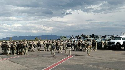 Tras aterrizar en el aeropuerto internacional, el contingente realizó un recorrido por distintos puntos de la capital duranguense.