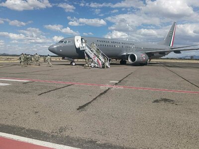 Tras aterrizar en el aeropuerto internacional, el contingente realizó un recorrido por distintos puntos de la capital duranguense.