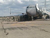 Tras aterrizar en el aeropuerto internacional, el contingente realizó un recorrido por distintos puntos de la capital duranguense.