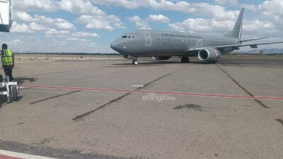 Tras aterrizar en el aeropuerto internacional, el contingente realizó un recorrido por distintos puntos de la capital duranguense.