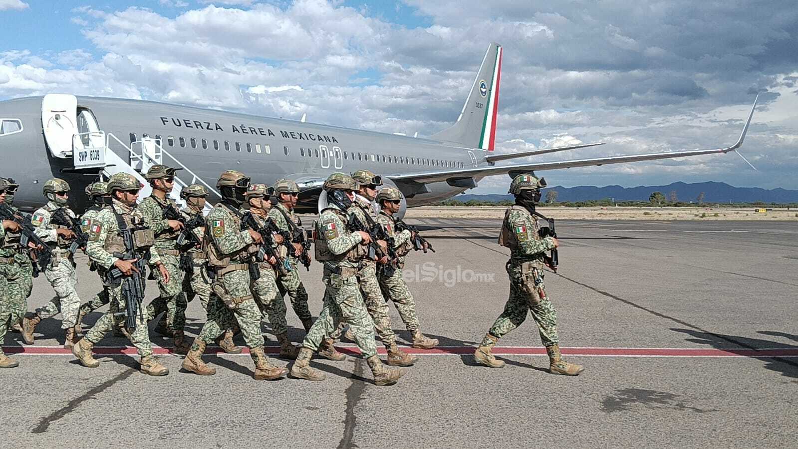 Tras aterrizar en el aeropuerto internacional, el contingente realizó un recorrido por distintos puntos de la capital duranguense.