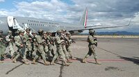 Tras aterrizar en el aeropuerto internacional, el contingente realizó un recorrido por distintos puntos de la capital duranguense.