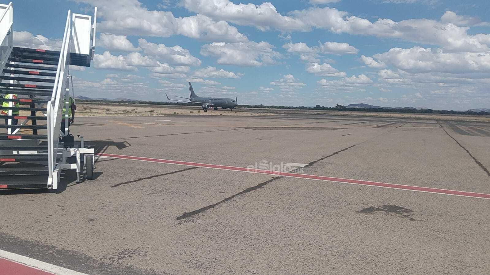 Tras aterrizar en el aeropuerto internacional, el contingente realizó un recorrido por distintos puntos de la capital duranguense.