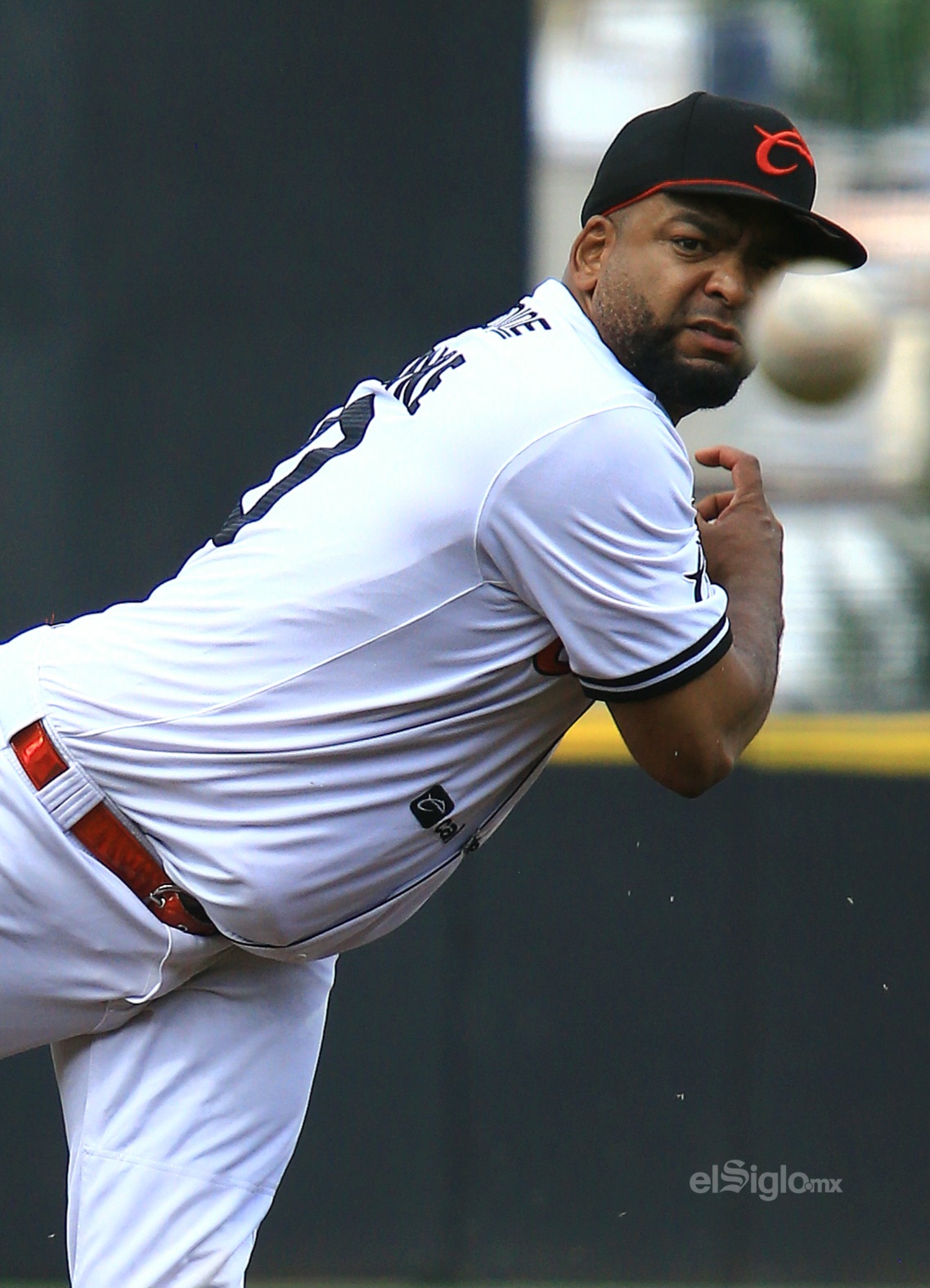 El juego reanudado arrancó con la ofensiva encendida: Durango descargó dos jonrones y dos triples para sostener un duelo que cambió de manos varias veces antes de romperse definitivamente en la sexta.
