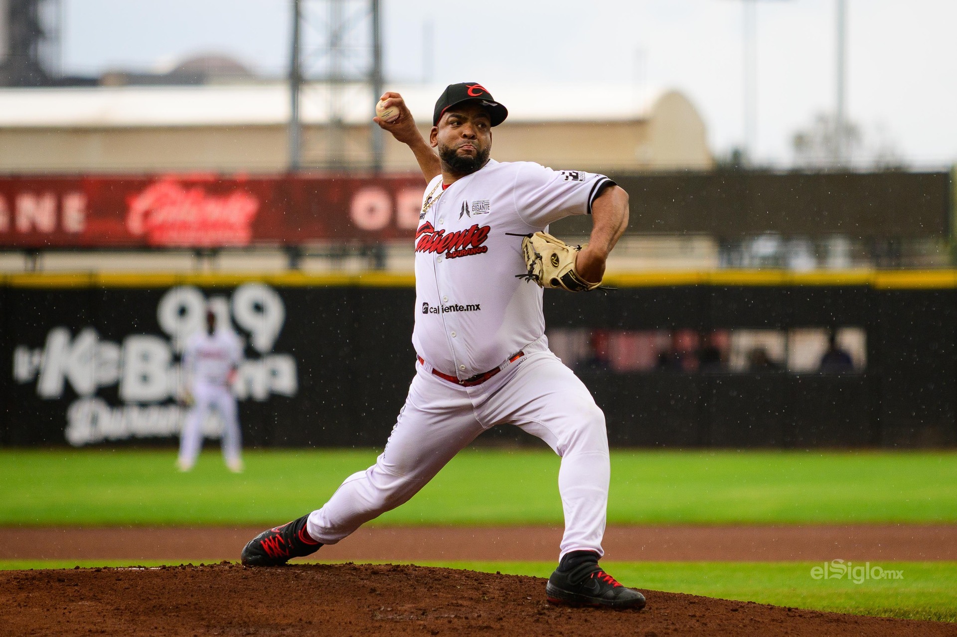 El juego reanudado arrancó con la ofensiva encendida: Durango descargó dos jonrones y dos triples para sostener un duelo que cambió de manos varias veces antes de romperse definitivamente en la sexta.