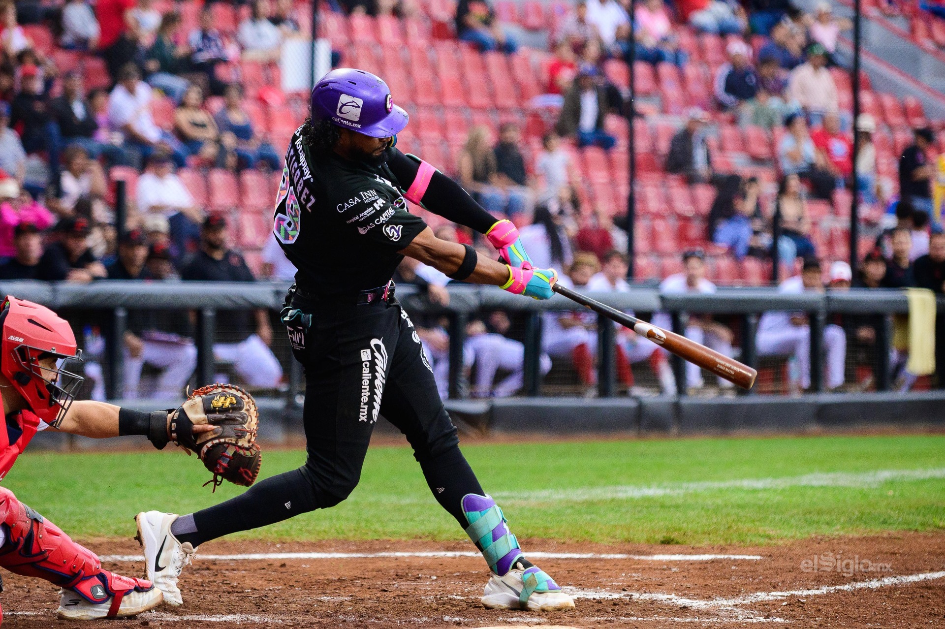 El juego reanudado arrancó con la ofensiva encendida: Durango descargó dos jonrones y dos triples para sostener un duelo que cambió de manos varias veces antes de romperse definitivamente en la sexta.